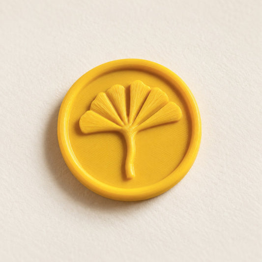 Detalle de un sello adhesivo de ginkgo en amarillo, acabado Minimal