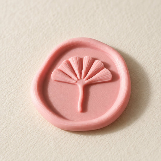 Detalle de un sello adhesivo de ginkgo en rosa con borde rústico