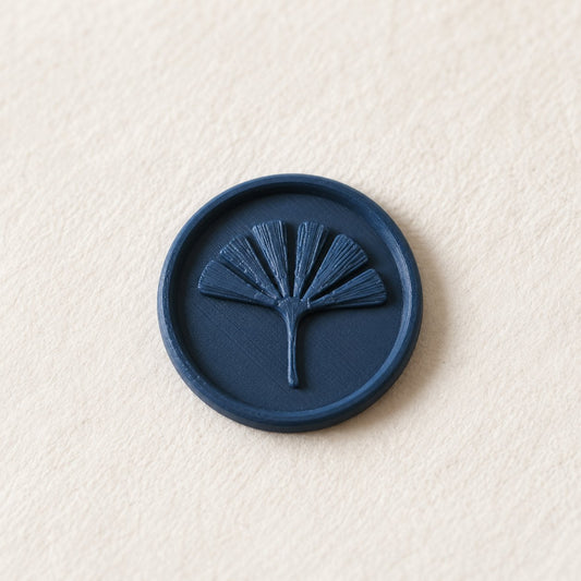 Primer plano de un sello adhesivo Ginkgo azul marino Minimal