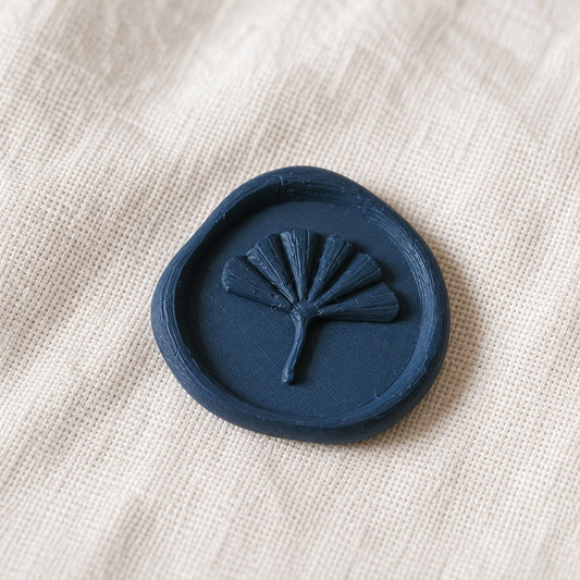 Primer plano de un sello adhesivo Ginkgo azul marino Minimal con borde rústico