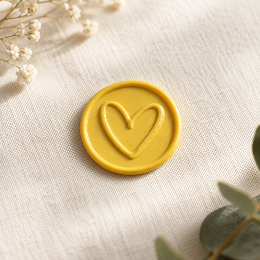 Primer plano de un sello adhesivo Corazón amarillo Minimal