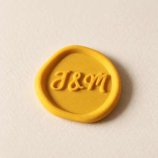 Detalle de un sello adhesivo rústico amarillo con tus iniciales en relieve