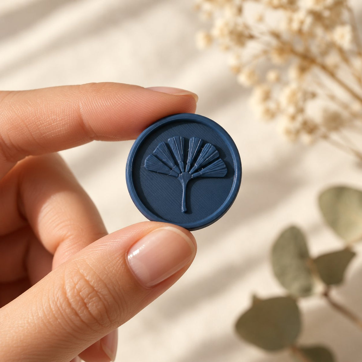 Sello adhesivo Ginkgo azul marino Minimal sostenido en la mano