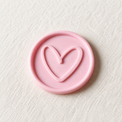 Primer plano de un sello adhesivo Corazón rosa Minimal