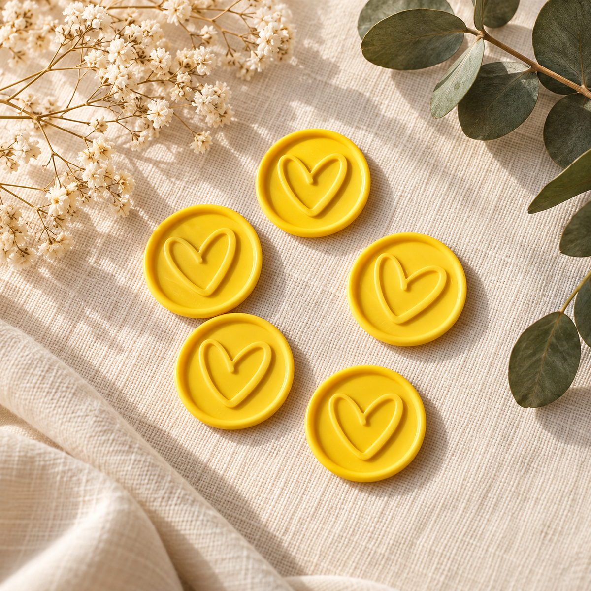 Sellos adhesivos Corazón amarillo Minimal sobre lino con flores secas y eucalipto