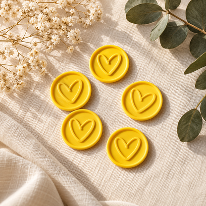 Sellos adhesivos Corazón amarillo Minimal sobre lino con flores secas y eucalipto