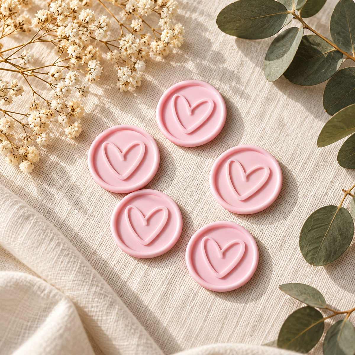 Sellos adhesivos Corazón rosa Minimal sobre lino con flores secas y eucalipto
