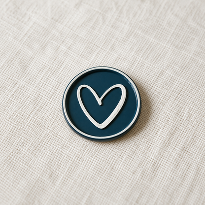 Primer plano de un sello adhesivo Corazón azul marino y blanco Signature