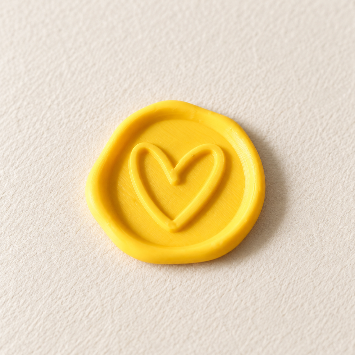 Primer plano de un sello adhesivo Corazón amarillo Minimal con borde rústico