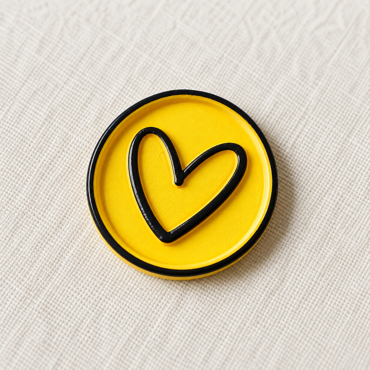 Primer plano de un sello adhesivo Corazón amarillo y negro Signature
