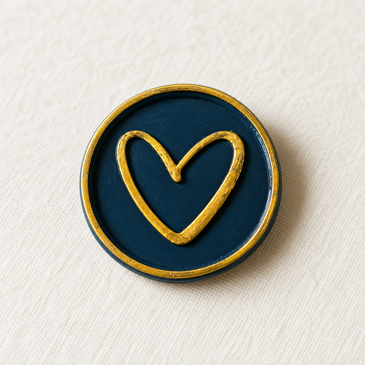 Primer plano de un sello adhesivo Corazón azul marino y dorado Signature