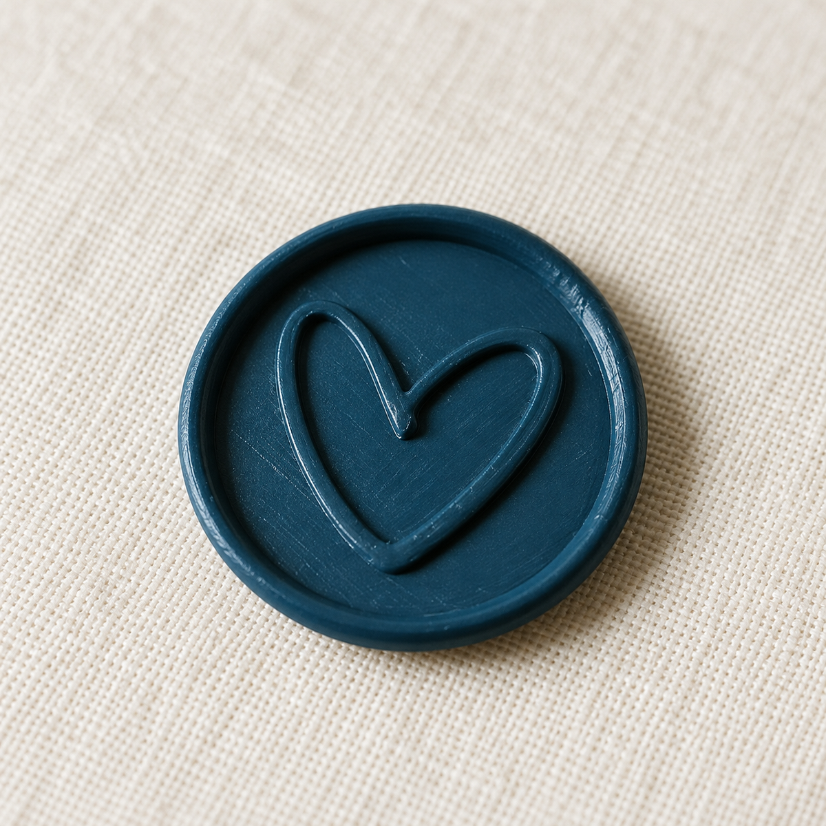 Primer plano de un sello adhesivo Corazón azul marino Minimal