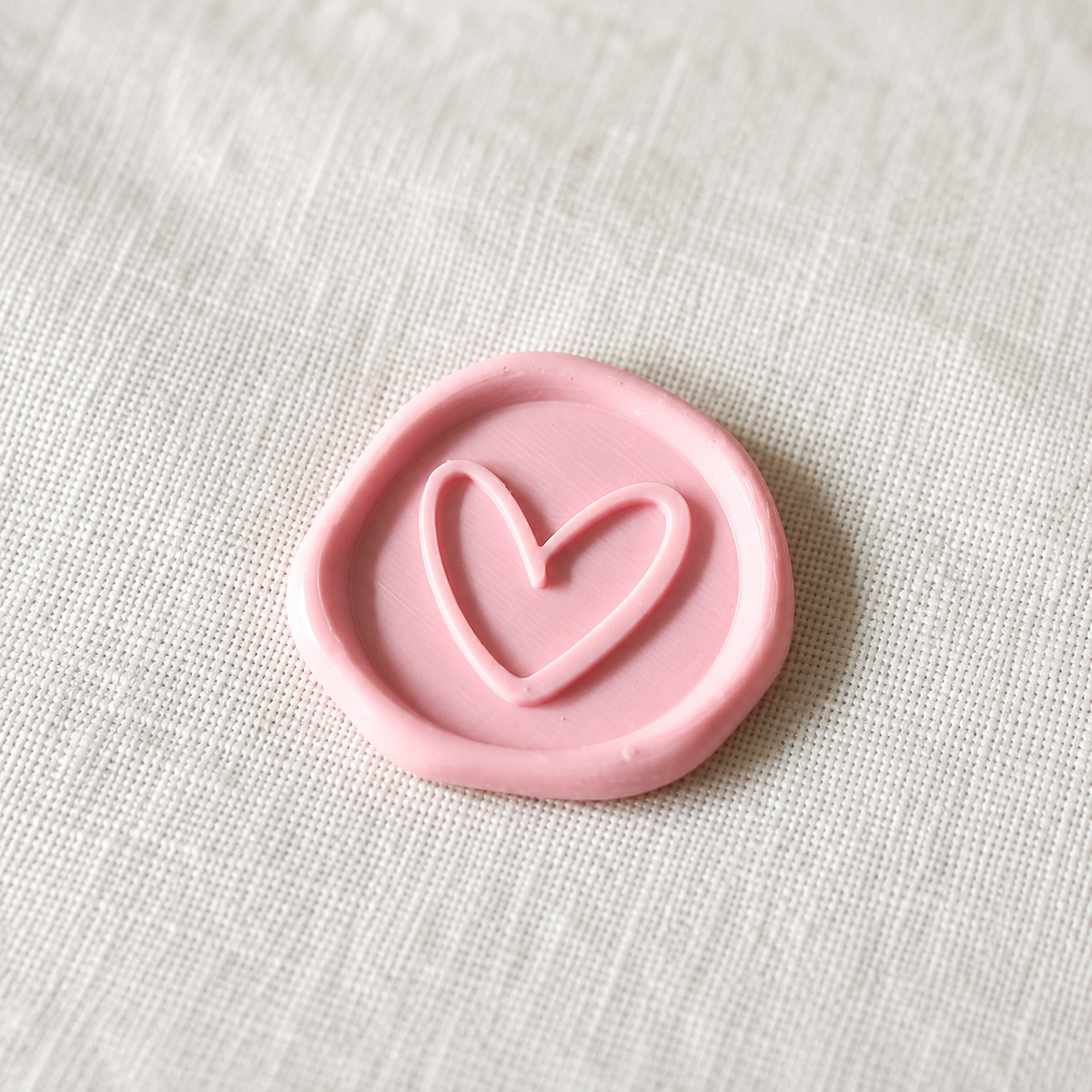 Primer plano de un sello adhesivo Corazón rosa Minimal con borde rústico