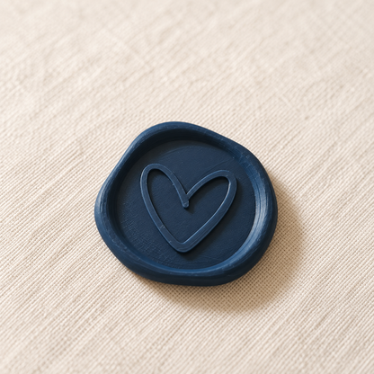 Primer plano de un sello adhesivo Corazón azul marino Minimal con borde rústico