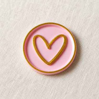 Primer plano de un sello adhesivo Corazón rosa y dorado Signature