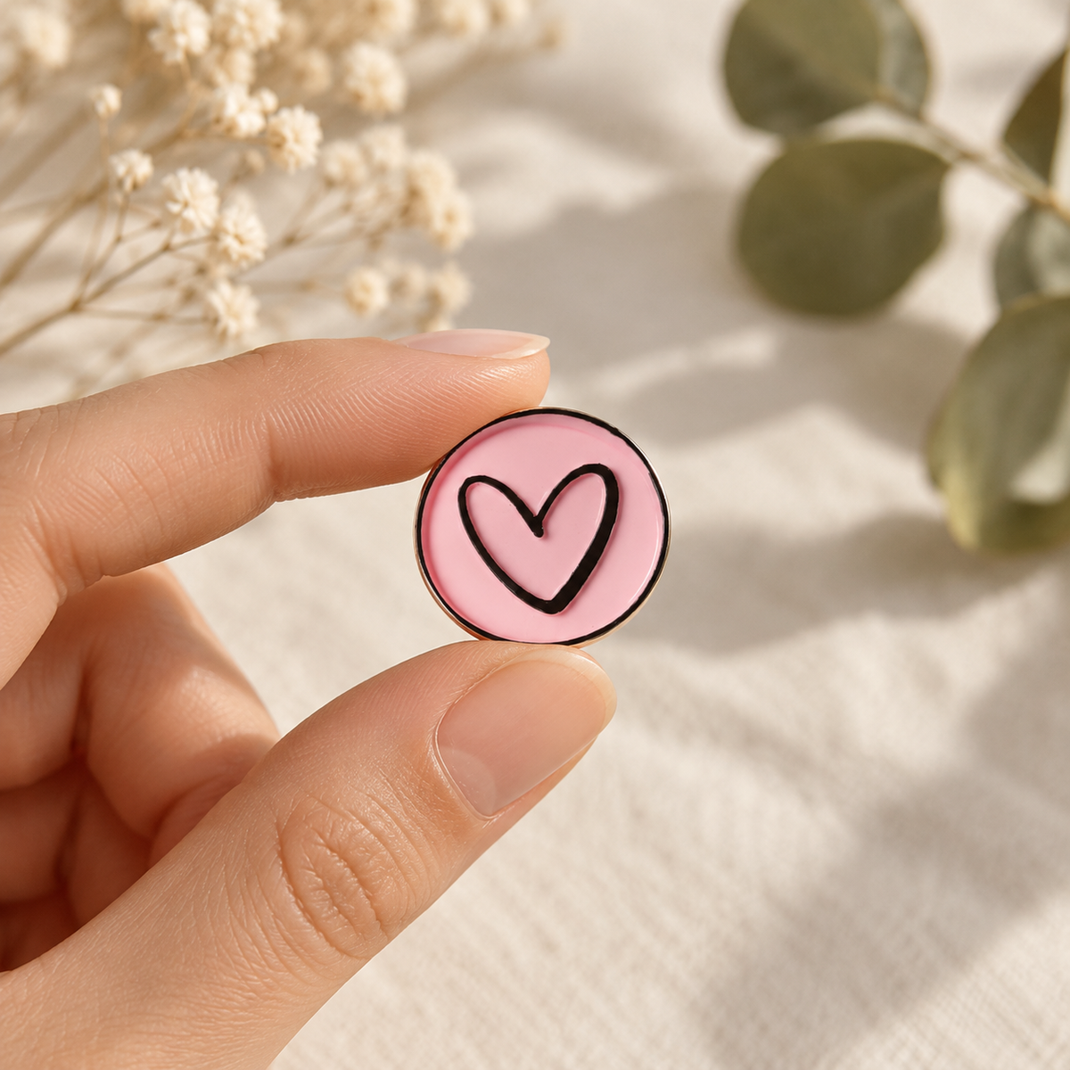 Sello adhesivo Corazón rosa y negro Signature sostenido en la mano